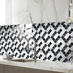 Vue détaillée d'un autocollant de carrelage adhésif motif coquille noir et blanc.