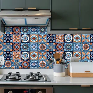 Detailaufnahme von marokkanischen selbstklebenden Fliesenaufklebern an Küchenwand.