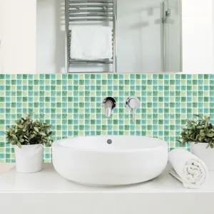 Détail de sticker de carrelage mosaïque vert et bleu, belle décoration murale pour le lavabo.