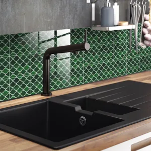 Gros plan détail du sticker carrelage cristal 3D écaille vert installé en crédence de cuisine.