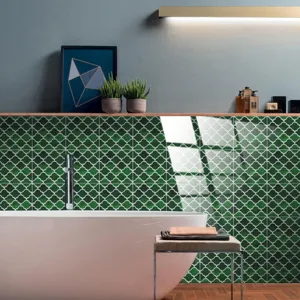 Détail d'autocollant de carrelage écaille film cristal, décor mural étanche adhésif.