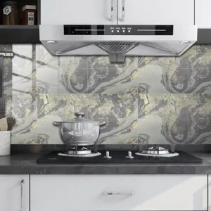 Vue détaillée de l'adhésif carrelage effet marbre cuisine, film mural imperméable.