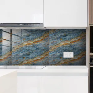Vue détaillée d'adhésif carrelage effet marbre bleu sur la crédence de cuisine blanche.
