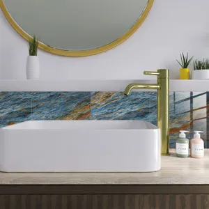 Vue détaillée de l'autocollant de carrelage effet marbre bleu dans une salle de bains.