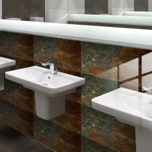 Détail d'adhésif carrelage effet marbre, texture pierre réaliste pour mur de salle de bain.
