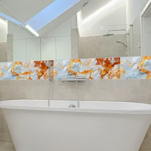 Vue détaillée de l'adhésif carrelage effet marbre cristal posé sur le mur de la salle de bains.