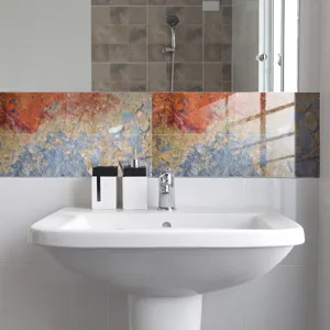 Sticker de carrelage adhésif effet marbre avec film cristal, idéal pour la décoration de salle de bain.