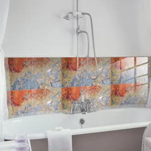 Vue de détail de l'autocollant de carrelage en film cristal avec texture de marbre et adhésif.