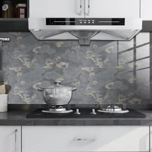 Vue détaillée de l'adhésif carrelage effet marbre, papier peint imperméable pour cuisine.