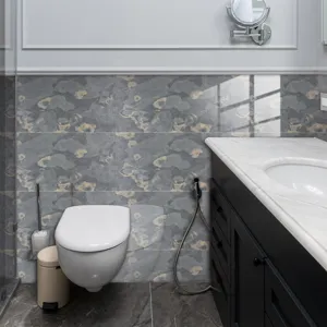 Vue de détail d'autocollants de carrelage effet marbre gris cristal dans la salle de bain.