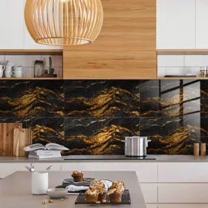 Vue detaillee d'un adhesif de carrelage imitation marbre noir et dore pour cuisine.