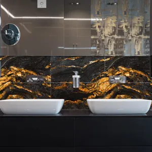 Vue détaillée d'autocollants de carrelage mural effet marbre noir et or dans une salle de bains.