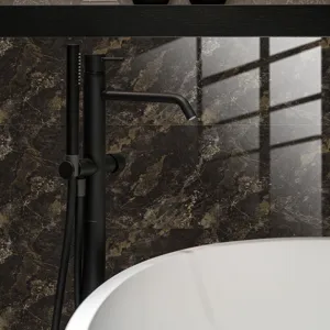 Vue en gros plan d'un autocollant de carrelage en marbre noir pour decoration de salle de bain.
