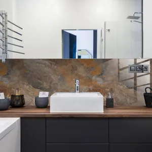 Vue detaillee de l'adhesif pour carrelage effet marbre dans une salle de bains