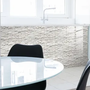 Vue rapprochée détaillée de l'adhésif mural effet marbre cristal pour la décoration de mur.