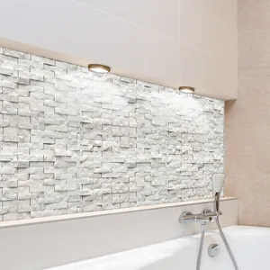 Vue détaillée d'un autocollant mural effet marbre blanc pour décoration de salle de bain.