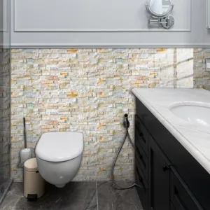 Vue de detail rapprochee de l'adhesif carreau texture marbre etanche pour mur de salle de bain.