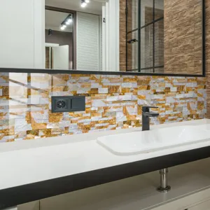 Vue détaillée de l'adhésif mural effet marbre pour carrelage dans une salle de bains.