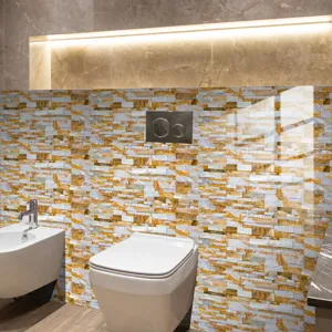 Vue détaillée des autocollants de carreaux effet marbre sur un mur de salle de bain.