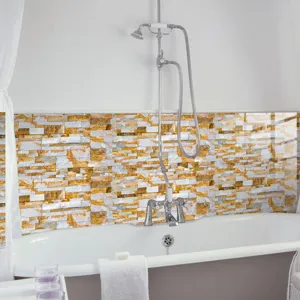 Détail d'adhésif carrelage film cristal, déco murale effet marbre ardoise salle de bain.