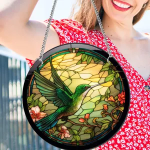 Detailopname hangende glas-in-lood stijl kolibrie decoratie, kleurrijk bloempaneel ketting.
