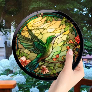 Gedetailleerd overzicht van ronde glas-in-lood kolibrie wanddecoratie met bloemen.