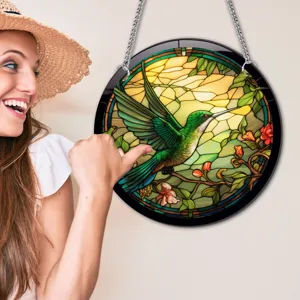Gedetailleerd overzicht van de gebrandschilderde kolibrie wanddecoratie om op te hangen met ketting.