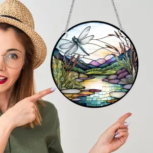 Runde Buntglas-Wandbehang-Dekoration mit Libelle über Flusslandschaft, stilvoll.