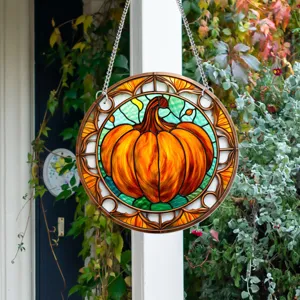 Dettaglio acchiappasole zucca in vetrata sospesa, pannello decorativo autunnale.