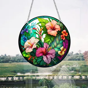 Decorazione sospesa in vetro colorato con vivaci fiori di ibisco tropicale e foglie verdi.