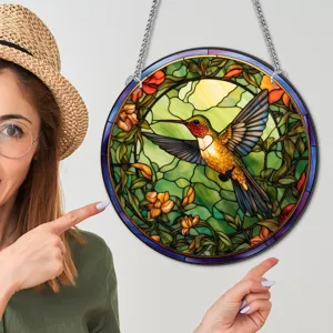 Gedetailleerd uitzicht op een prachtige kolibrie muurhanger in glas-in-lood-stijl met bloemen.