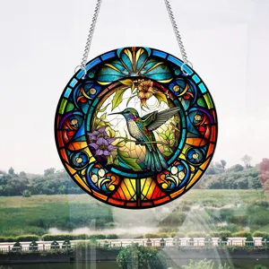 Detailansicht des exquisiten Buntglas-Kolibri-Fensterbehängs mit lebendigen Blumenmustern.