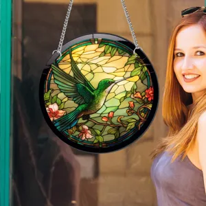 Gedetailleerd overzicht van de kleurrijke glasremsel hummingbird hanger met ketting.