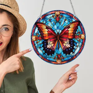 Buntglas Schmetterling Wandbehang Detailansicht, farbige Fensterdeko Platte mit Kette.