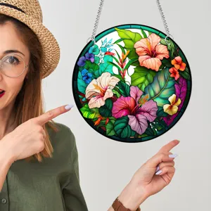 Decorazione murale sospesa rotonda stile vetrata con fiori tropicali e catene.