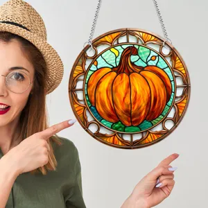 Vista dettagliata della magnifica decorazione da appendere in vetro colorato zucca.