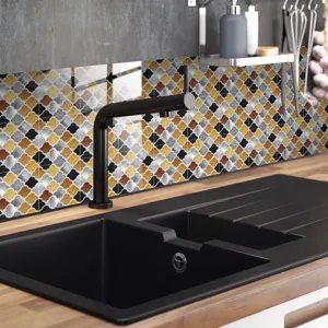 Détail de crédence de cuisine avec autocollants de carrelage 3D étanches et adhésifs à motif trèfle.