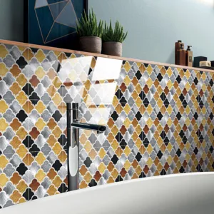 Vue détaillée de l'autocollant de carrelage 3D avec film cristal et motif marocain élégant.