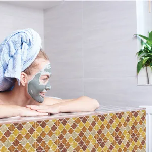 Vue détaillée d'adhésifs pour carrelage 3D appliqués dans une ambiance de salle de bain.