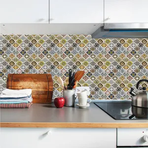 Vue détaillée d'adhésif de carrelage 3D en cuisine, étanche et facile à coller.