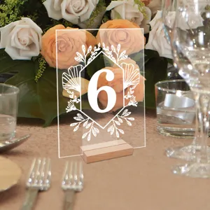 Tarjeta de numero de mesa de acrilico transparente con base de madera, diseno floral de boda.