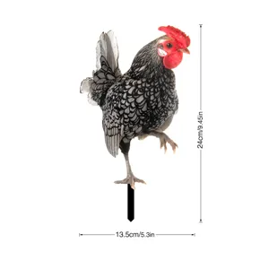 Détail de déco de jardin poulet montrant les dimensions et un design de coq réaliste.