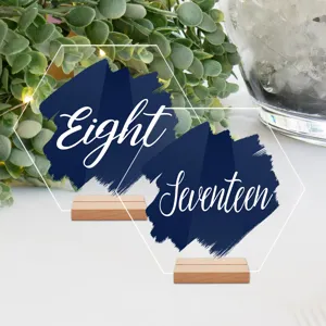 Tarjeta de número de mesa hexagonal de acrílico con diseño azul y base de madera para fiesta.