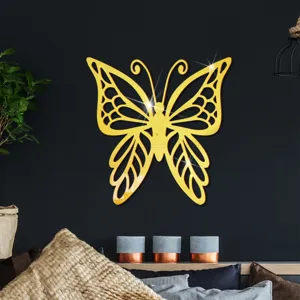 Gedetailleerd uitzicht van gouden acryl spiegel vlinder muursticker in gezellige slaapkamer.