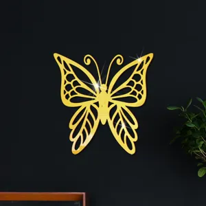 Gedetailleerde close-up van grote gouden acryl spiegel vlinder muursticker voor kamerdecor.