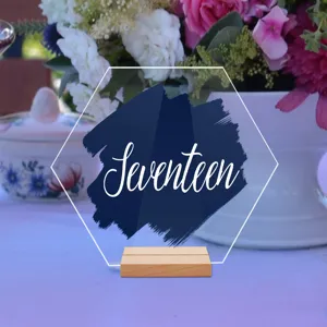 Placa de numero de mesa de acrilico transparente con base de madera para fiestas.