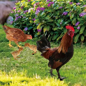 Πολύχρωμα πασαλάκια κήπου με κόκορα κότα και κοτόπουλο για εξωτερική διακόσμηση γκαζόν.