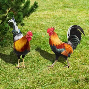 Vue détaillée de piquet de jardin coq coloré, parfait pour la décoration extérieure pelouse.