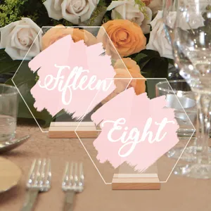 Letrero de numero de mesa de acrilico con base de madera, diseno rosa para banquete.