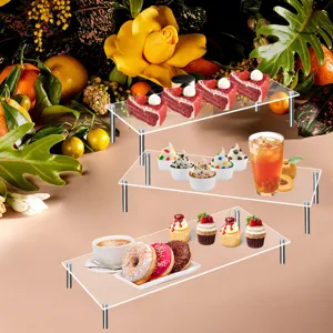 Gedetailleerd overzicht van heldere acryl displaystandaard met heerlijke desserttaarten.